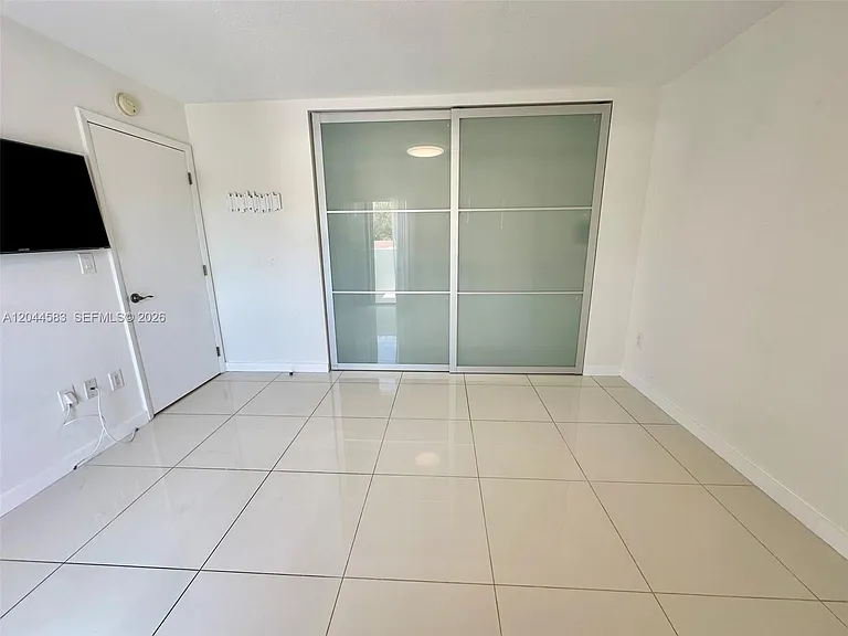 411 SW 37th Ave #3-D — Photo 8