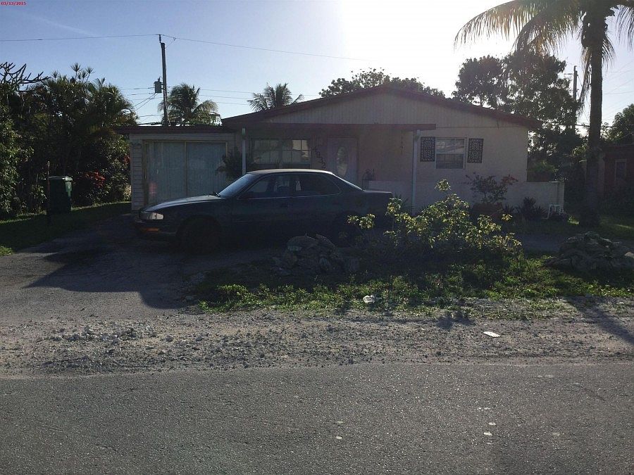 1st image of 4932 SW 45th Ave