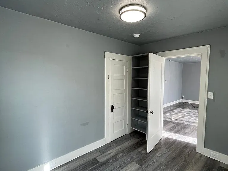 2409 Applegate Ave — Photo 9