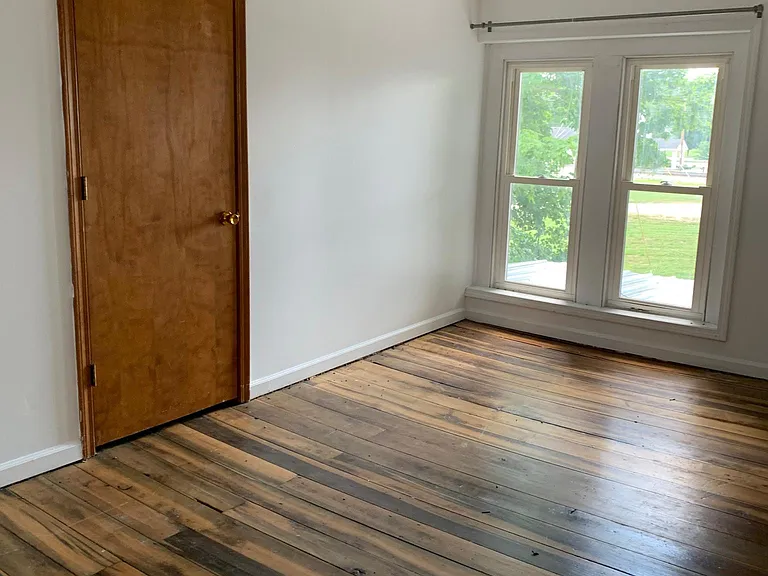 112 N Maple St — Photo 5