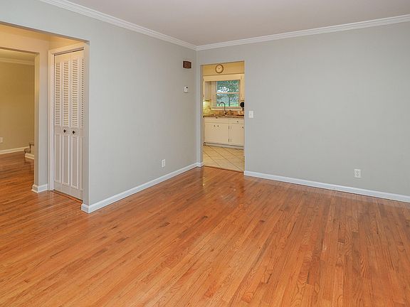3rd image of 832 Lakeway Ave