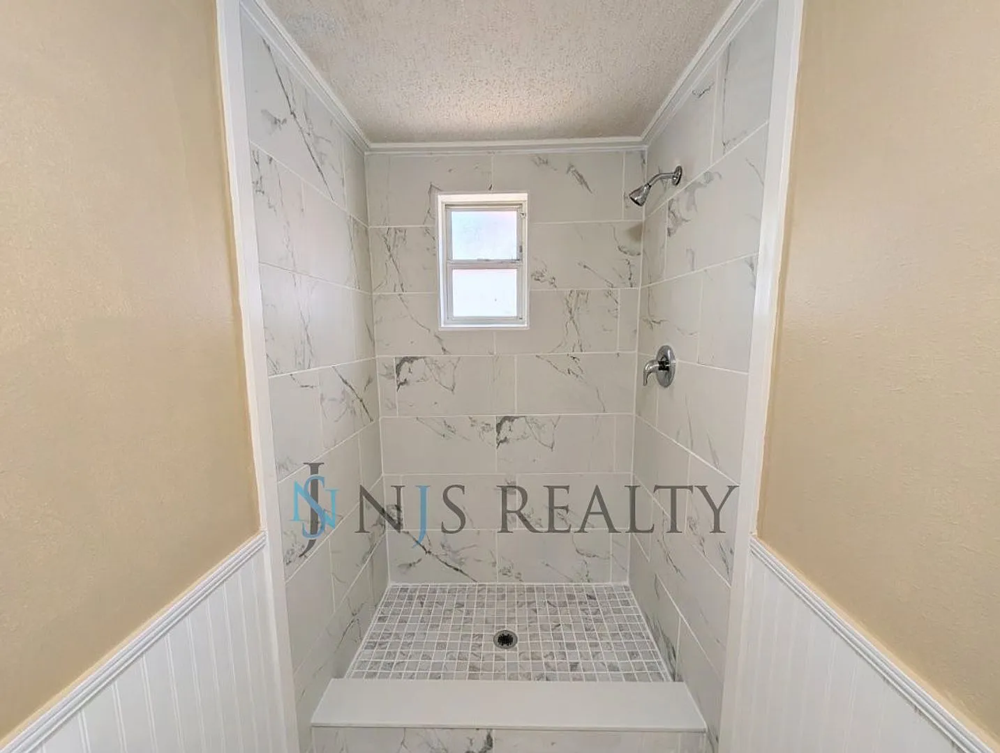 2/2- Bonus Room, All Tile Floors, New Kitchen & Bath Renovation!! — Photo 3
