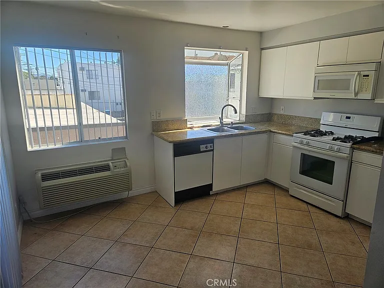 14159 Gilmore St #9 — Photo 7