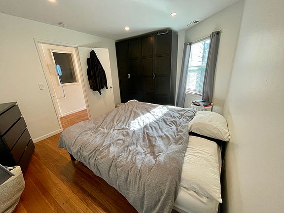 5th image of 460 Lyon St APT 4