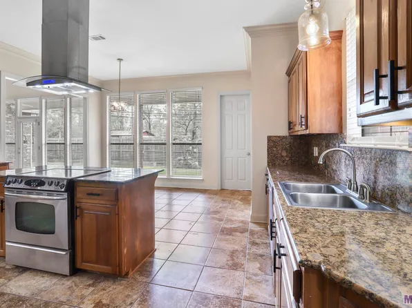8446 Le Marie Ct, Denham Springs, LA 70706
