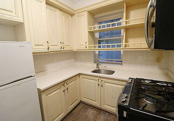 3rd image of 136 W 28th St APT 18E