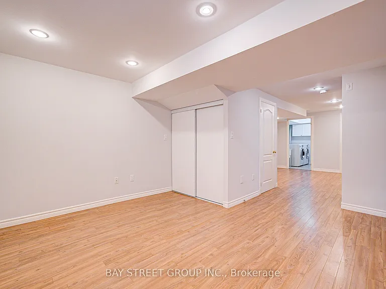 43 Tower Bridge Cres — Photo 24
