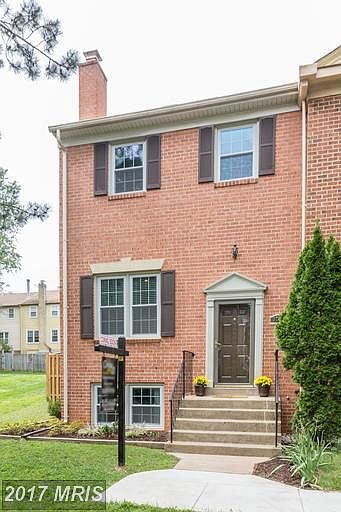 End-unit brick front