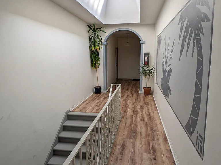 208 N La Peer Dr #7 — Photo 2