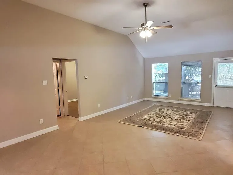 1207 Toby Ln — Photo 8