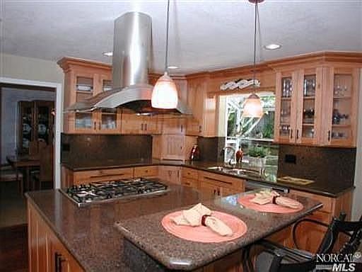 Kitchen w/ stool dng area