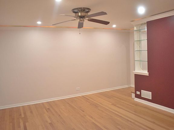 2nd image of 916 N Boxwood Dr #B