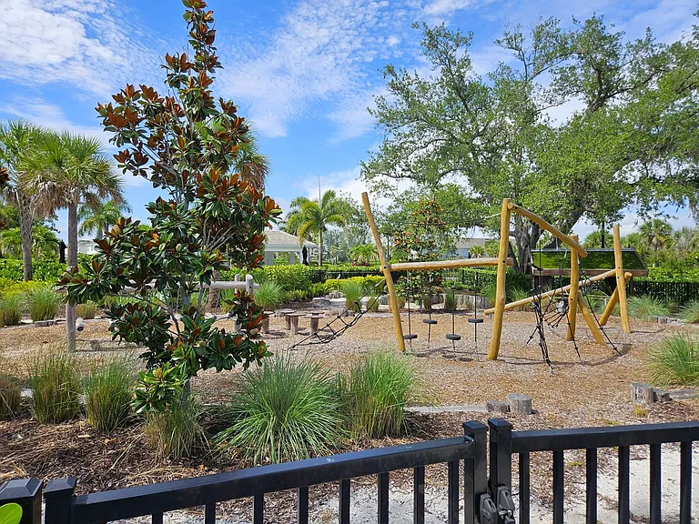 15285 Shady Palms Ln — Photo 5