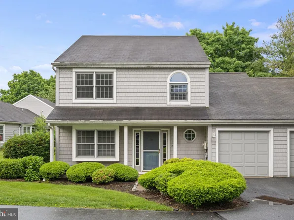 262 Crescent Dr, Hershey, PA 17033