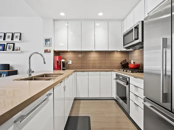 255 W 1st St #328, North Vancouver, BC V7M 3G8