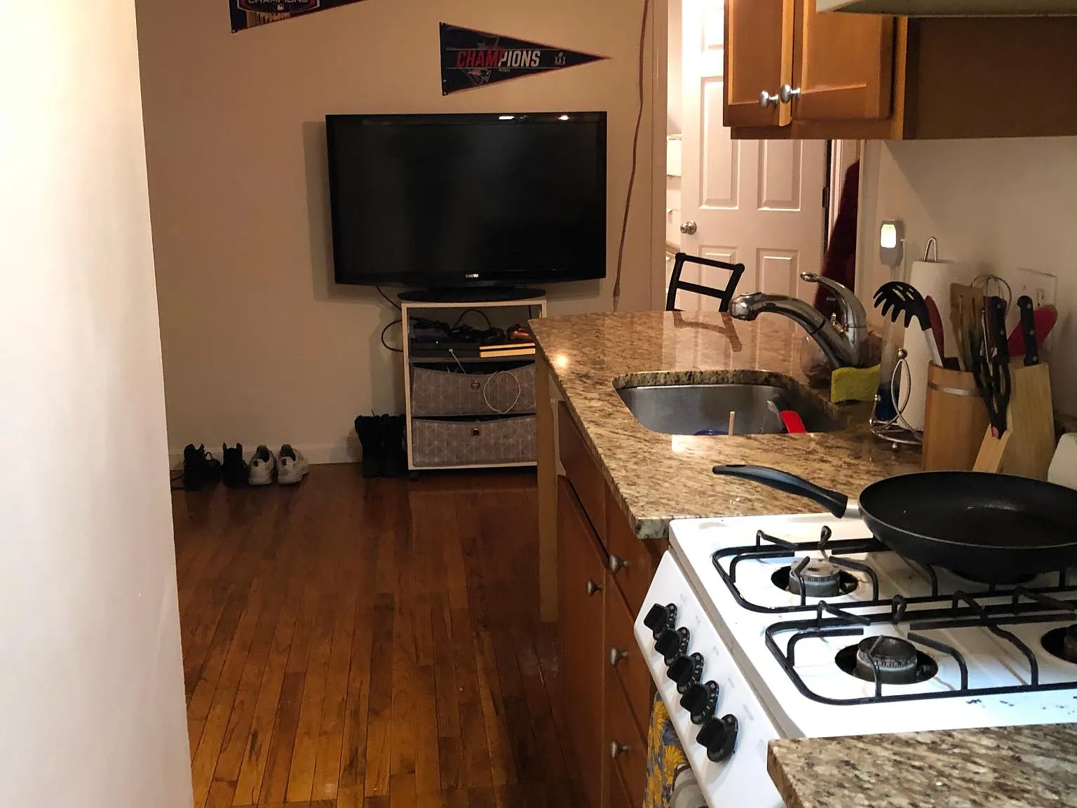 2 bed, 600 sqft, $3,200 — Photo 2