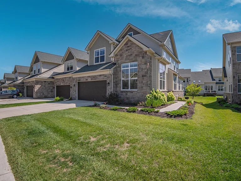 3081 N Spurway Dr — Photo 2