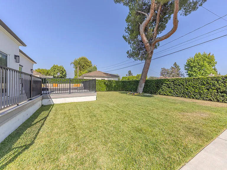 2150 S El Molino Ave — Photo 52