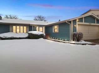 1829 W Thornwood Ln, Mount Prospect, IL 60056