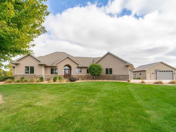 7978 Prairiewood Trl, Neenah, WI 54956