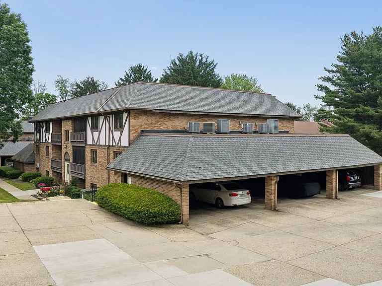 Carriage Hill Apartments — Photo 15