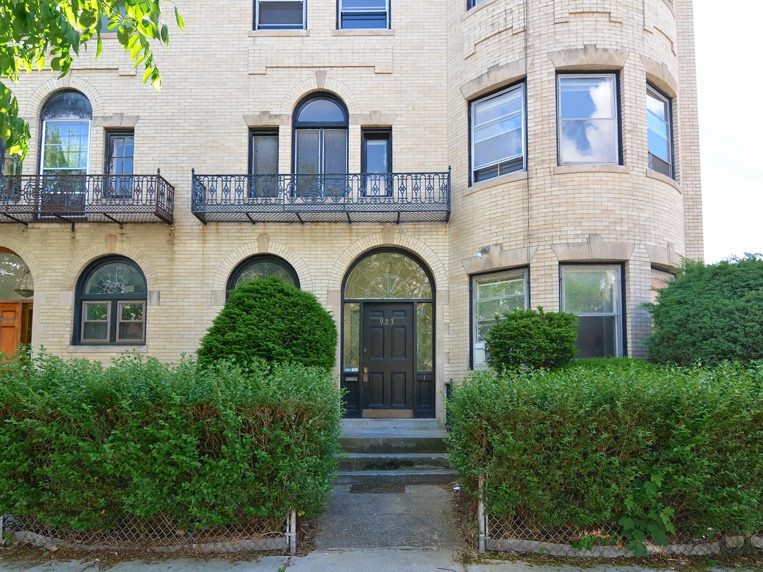 923 Beacon St — Photo 2