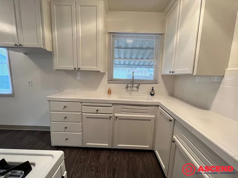 1305 S Chester Ave — Photo 6
