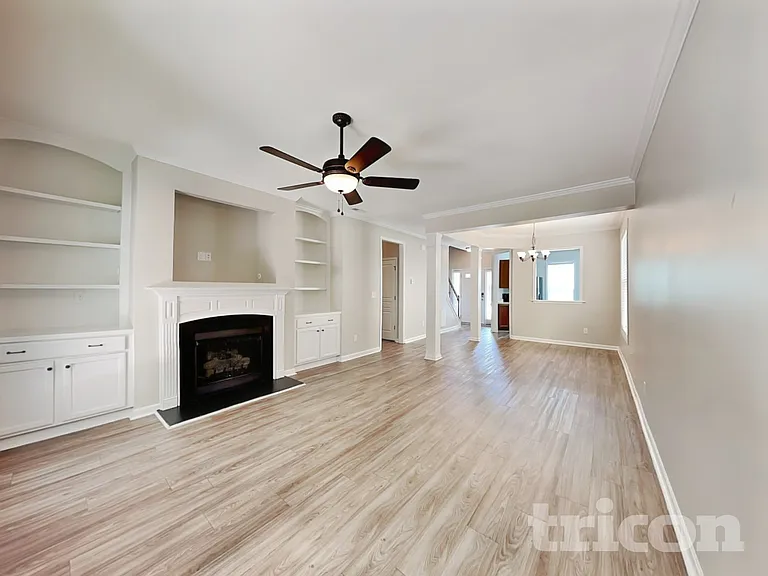 557 McCarthy Dr — Photo 2