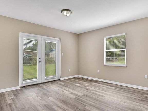4th image of 2619 N Beaumont Ave #1