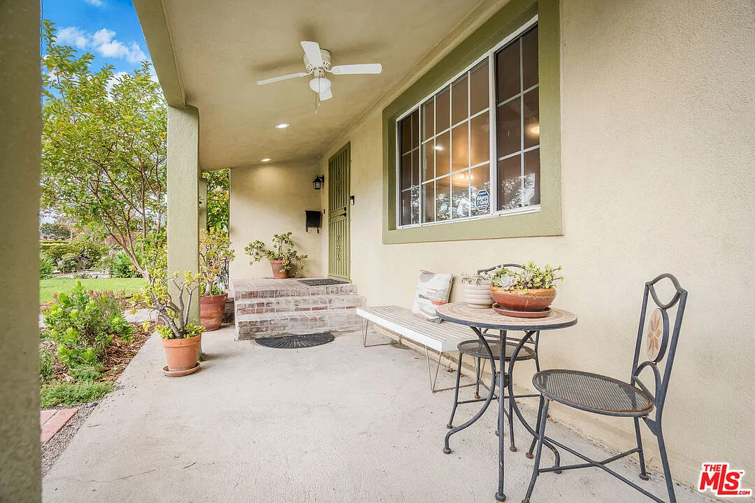 3 bed, 2.0 bath, 1894 sqft, $5,800 — Photo 2
