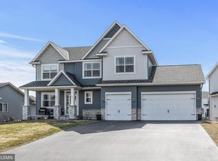 2062 Red Oak Ln, Lino Lakes, MN 55038