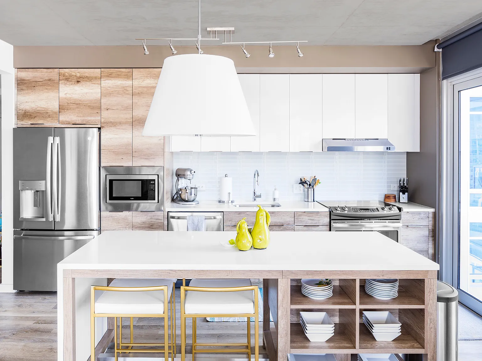 Two Light Luxury Apartments — Photo 1