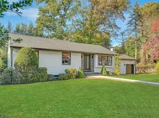 516 Harriet Pl, Franklin Lakes, NJ 07417