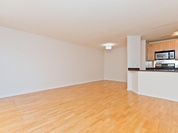 3rd image of 6102 N Sheridan Rd Floor T402