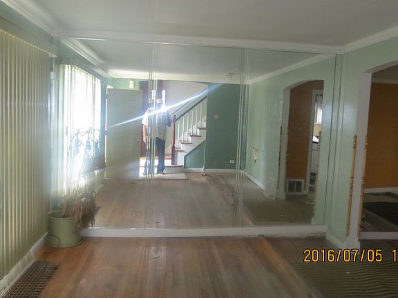 3rd image of 9854 S Bensley Ave