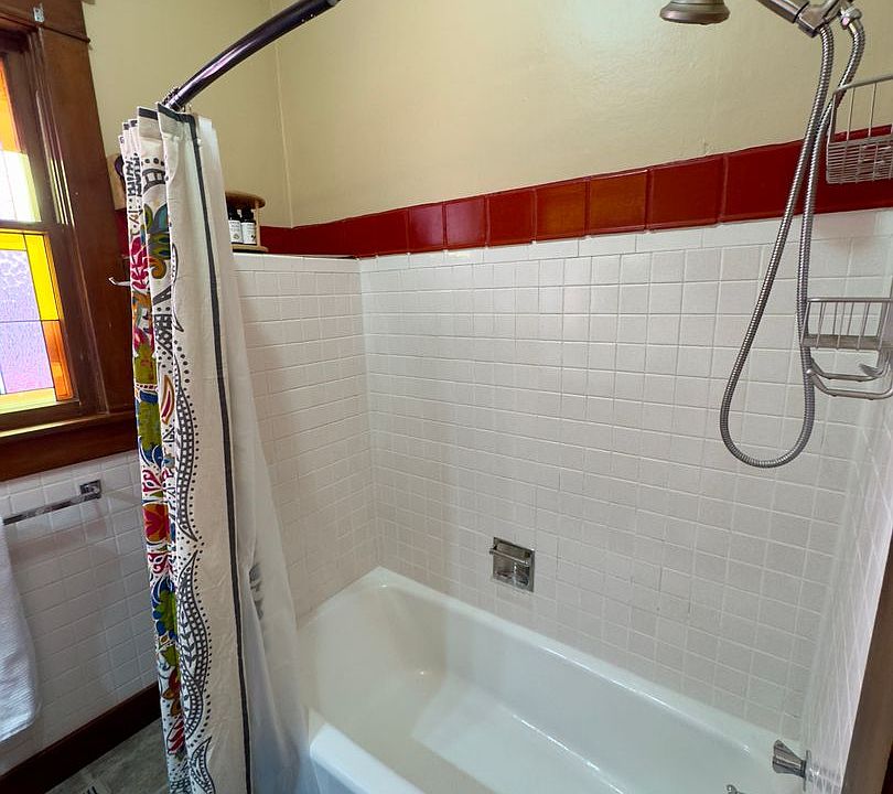1st image of 930 N 31st St
