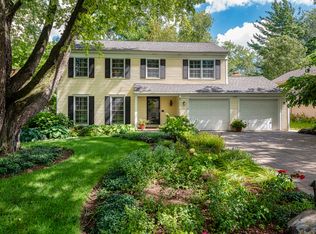 1557 Surrey Dr, Wheaton, IL 60189