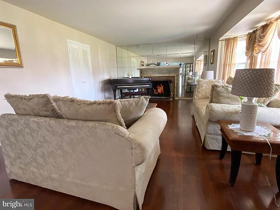 4th image of 30 Winterberry Ln