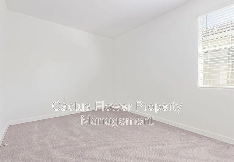 2124 W Sombra Ave — Photo 29