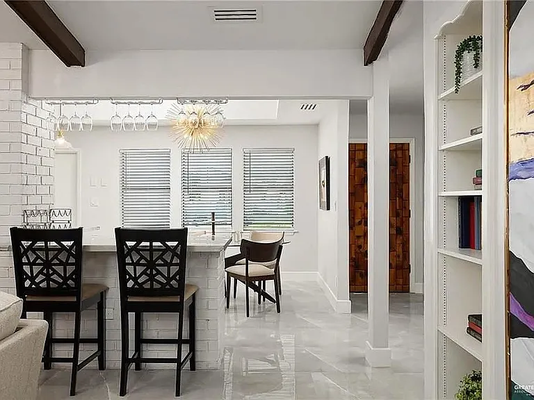 312 Xanthisma Ave — Photo 4