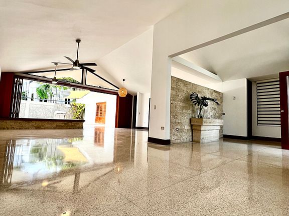 Vaulted ceilings, terrazzo floors, and seamless indoor-outdoor flow.

Techos altos, pisos de terrazo y conexion interior-exterior.