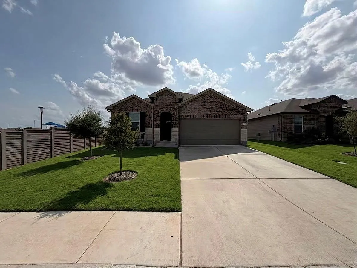 4 bed, 2.5 bath, 1831 sqft, $2,300 — Photo 1