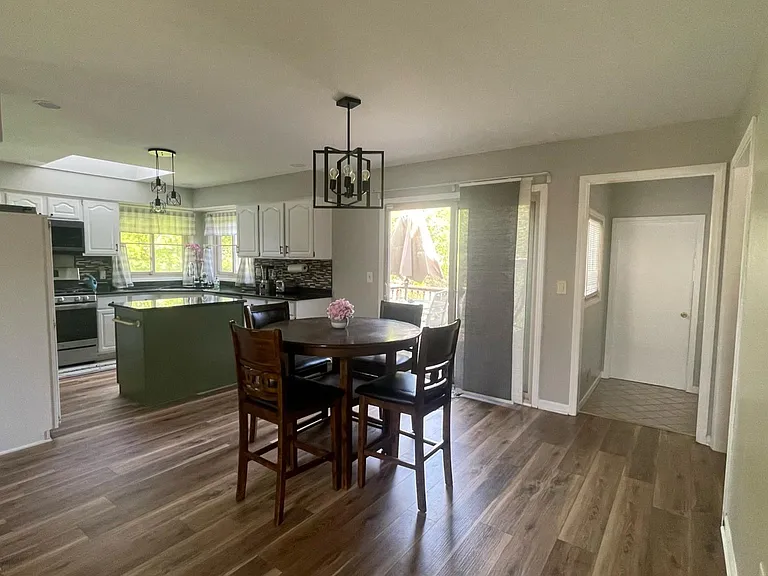 1027 Congress Dr — Photo 8