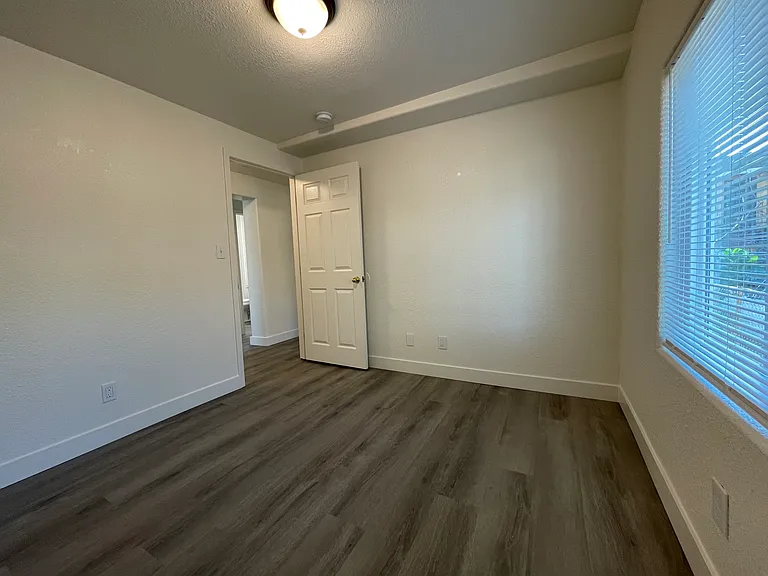 1823 Gardenia Ave #B — Photo 17