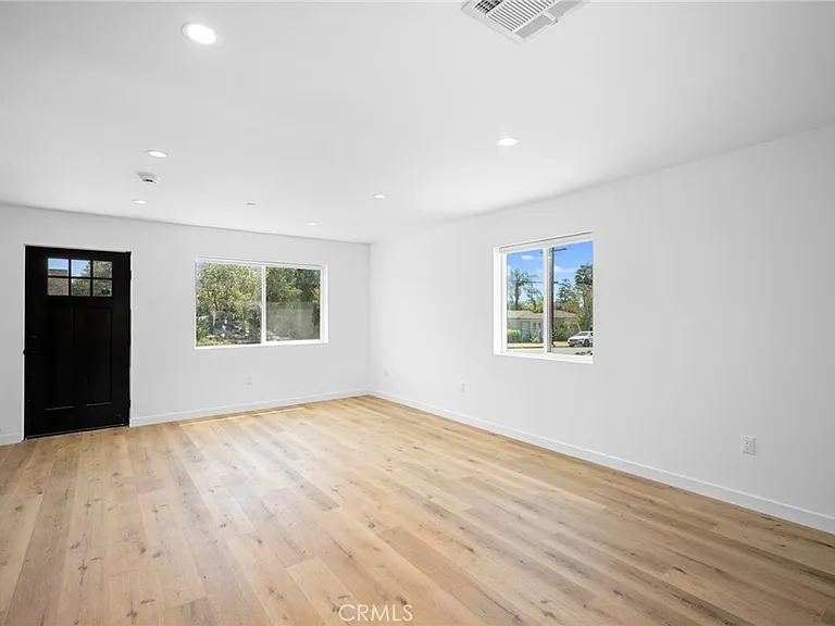 11047 Yarmouth Ave — Photo 6