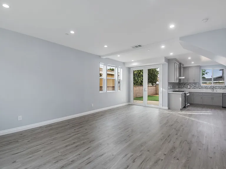 513 S Oak St — Photo 24