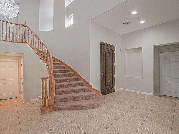 4th image of 20 Plum Hollow Dr
