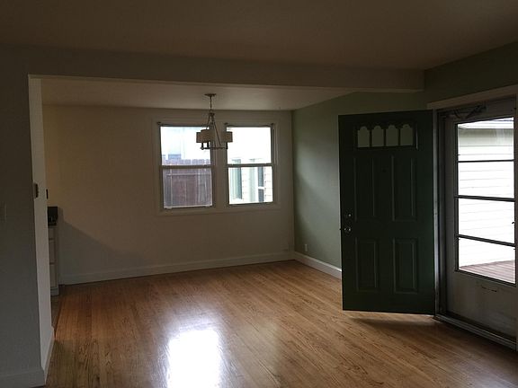 3rd image of 927 Crespi Dr
