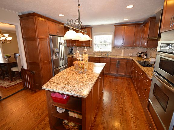 3rd image of 2860 Guinevere Dr