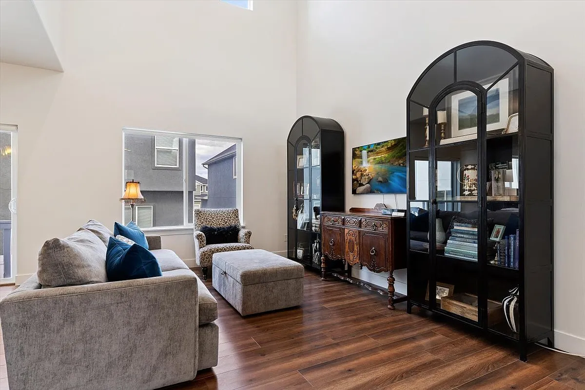 3 bed, 2.5 bath, 2601 sqft, $2,385 — Photo 4